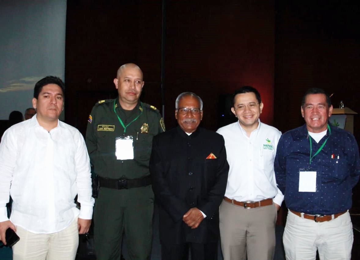 Arlid Mauricio DeviaCoronel Juan Carlos Restrepo Moscoso; Comandante Policía Huila, Embajador de la India,  Ravi Bangar; Secretario de Educación, Alfredo Vargas y el presidente de la Asamblea, Julio César Díaz.